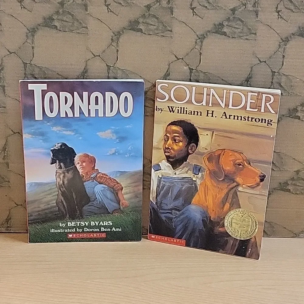 ‎8 paperback books about dogs.